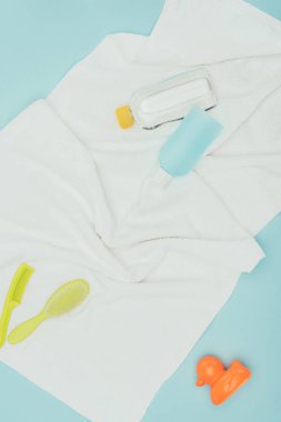 Bebek Banyo aksesuarları mavi izole Üstten Görünüm