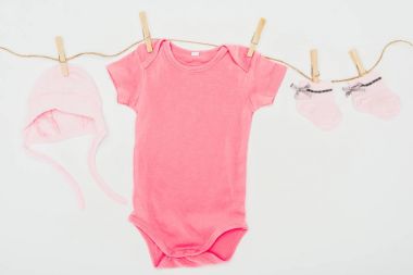 bebek giysi üzerinde beyaz izole ip üzerinde kurutma Üstten Görünüm