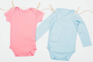 beyaz izole ip üzerinde kurutma bebek bodysuits Üstten Görünüm