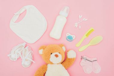 oyuncak ayı ve pink izole bebek malzemeleri Üstten Görünüm
