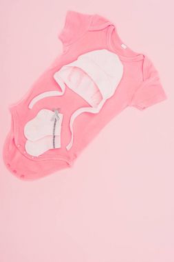 Bebek elbise ve şapka pink izole çorap ile Üstten Görünüm