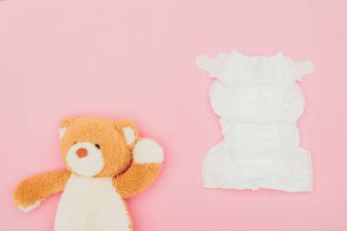 oyuncak ayı ve pink izole kullanılmayan bebek bezi Üstten Görünüm