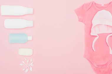«Ana sayfa» bebek giysileri ve banyo görünümünü pink izole aksesuarları