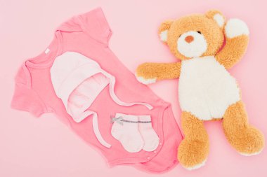 oyuncak ayı pink izole bebek giysileri ile Üstten Görünüm