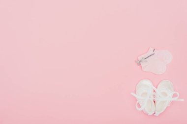 Bebek çorap ve ayakkabı pink izole Üstten Görünüm