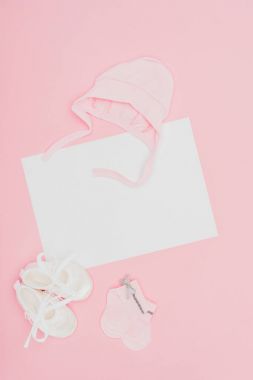 pink izole bebek giysileri ile boş kurulu Üstten Görünüm