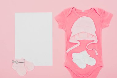 pink izole bebek giysileri ile boş kurulu Üstten Görünüm