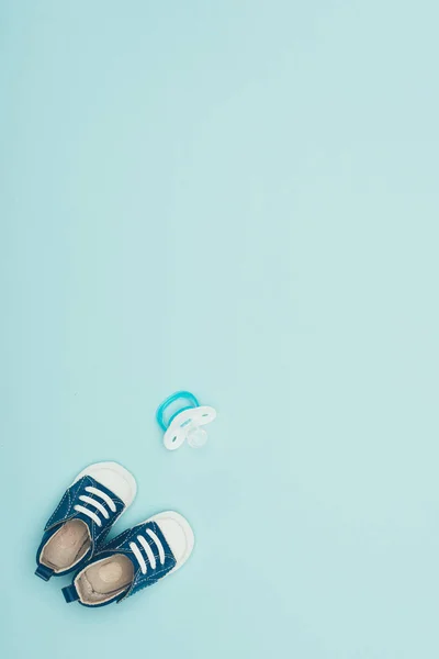 Vue Dessus Des Chaussures Bébé Mannequin Isolé Sur Bleu — Photo