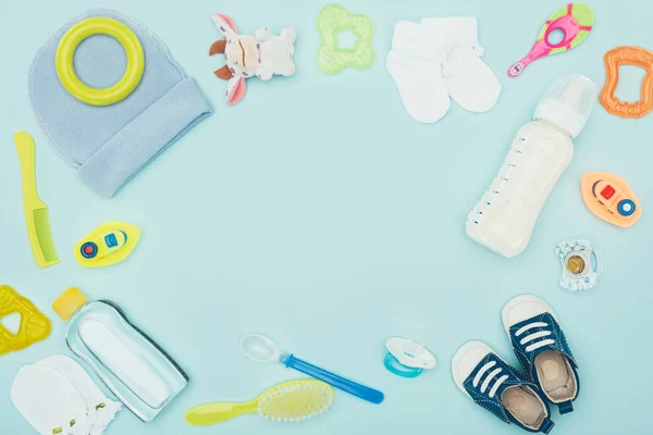 赤ちゃんの服 機器や青に分離したミルクの平面図 — ストック写真