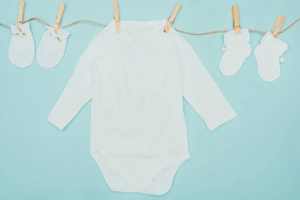 Bebek Bodysuits Mavi Izole Üzerinde Kurutma Çorap Üstten Görünüm — Stok fotoğraf