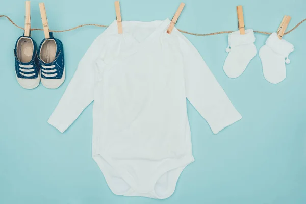 Pohled Shora Dětské Oblečení Sušení Laně Samostatný Modré — Stock fotografie