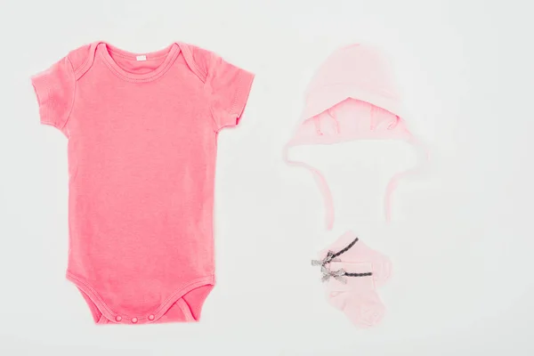 Ansicht Von Oben Auf Rosa Babykleidung Isoliert Auf Weiß — Stockfoto