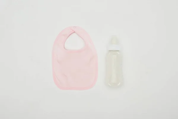 Pemandangan Atas Bayi Bib Dan Botol Susu Terisolasi Atas Putih — Stok Foto