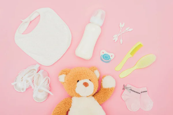 Draufsicht Auf Teddybär Und Babyausstattung Isoliert Auf Rosa — Stockfoto