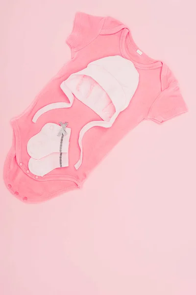 Ovanifrån Baby Bodysuit Och Hatt Med Strumpor Isolerad Rosa — Stockfoto