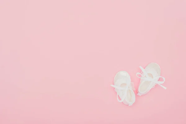 Bovenaanzicht Van Babyslofjes Geïsoleerd Roze — Stockfoto