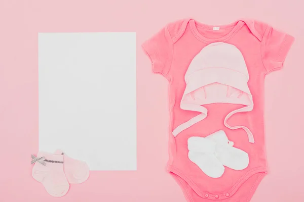 Pohled Shora Prázdná Deska Baby Oblečení Izolované Růžové — Stock fotografie