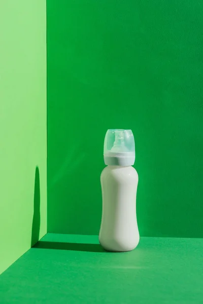Biberón Plástico Con Leche Verde — Foto de Stock