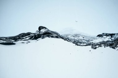 akan ile minimalist arka plan üzerinde beyaz izole su,