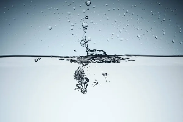 Fondo Minimalista Con Salpicaduras Agua Burbujas Aislado Blanco — Foto de Stock