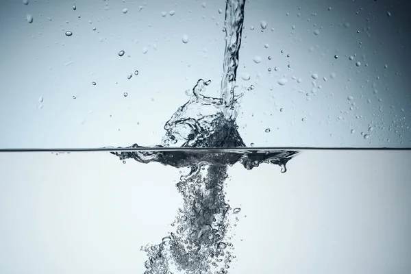 Hintergrund Mit Wasserspritzern Und Blasen Isoliert Auf Weiß — Stockfoto