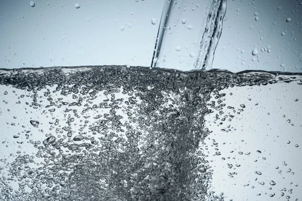 Textura Con Agua Que Vierte Con Burbujas Aislado Blanco — Foto de stock gratis