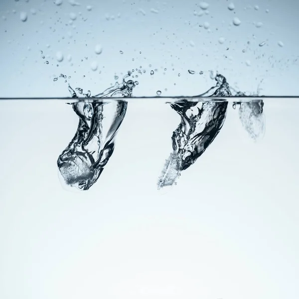 Eiswürfel Wasser Mit Spritzern Isoliert Auf Weiß — kostenloses Stockfoto