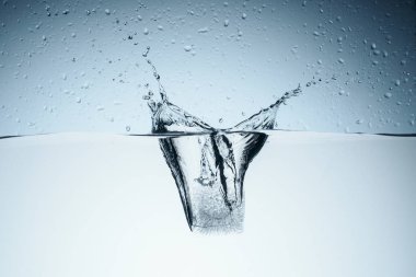 buzlu suda ıslatın ve splash ve damla, üzerinde beyaz izole