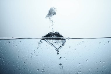 Ice cube saf suda ıslatın ve sıçrama, üzerinde beyaz izole