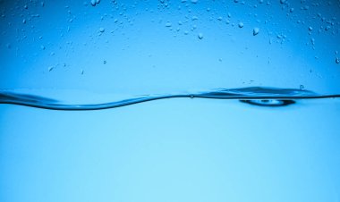 akan su doku üzerinde mavi izole damla, temizleyin