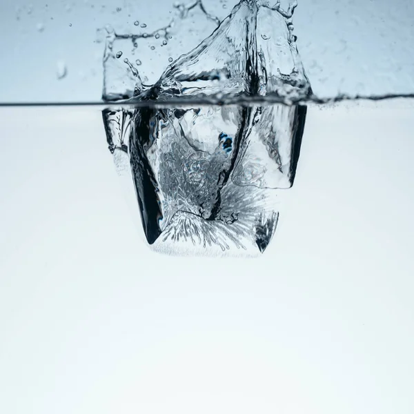 Glaçon Dans Eau Avec Éclaboussure Isolé Sur Blanc — Photo gratuite