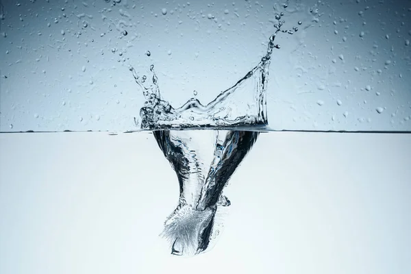 Glaçon Dans Eau Avec Éclaboussure Isolé Sur Blanc — Photo