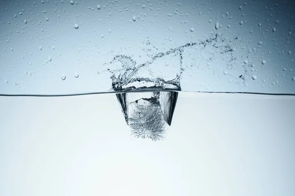 スプラッシュと白で隔離 滴水でアイス キューブ — ストック写真