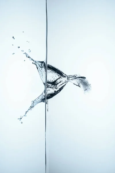 Cubo Gelo Água Com Respingo Gotas Isolado Branco — Fotografia de Stock
