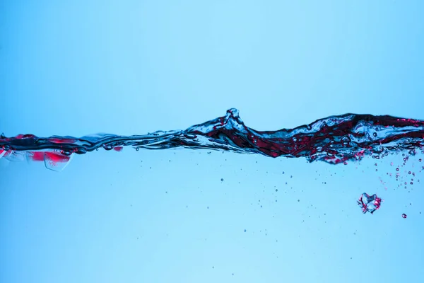 Cubitos Hielo Con Bayas Agua Corriente Aislados Azul — Foto de stock gratis