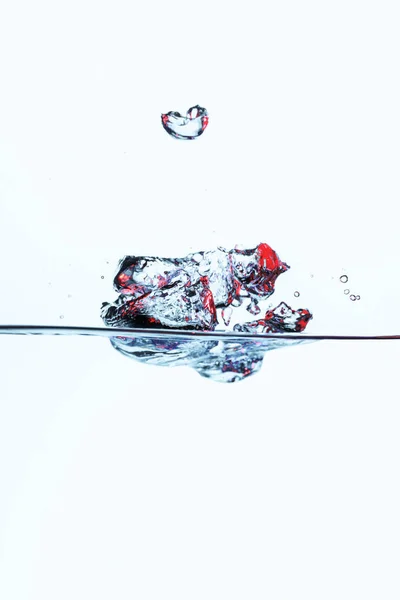 Kostky Ledu Vodě Bublinami Izolované Bílém — Stock fotografie zdarma