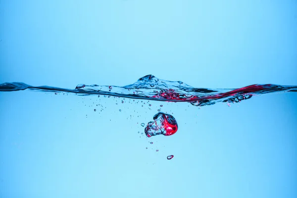 Blasen Reinem Wasser Isoliert Auf Blauem Grund — Stockfoto