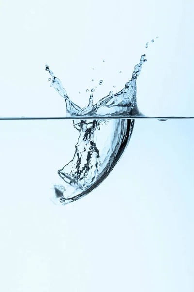 Eiswürfel Wasser Mit Spritzwasser Isoliert Auf Weiß — Stockfoto