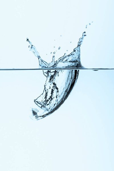 Ijsblokje Water Met Splash Geïsoleerd Wit — Stockfoto
