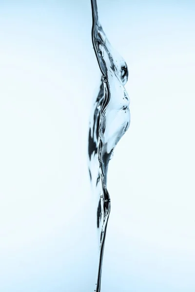 Verter Água Limpa Isolada Sobre Branco — Fotografia de Stock