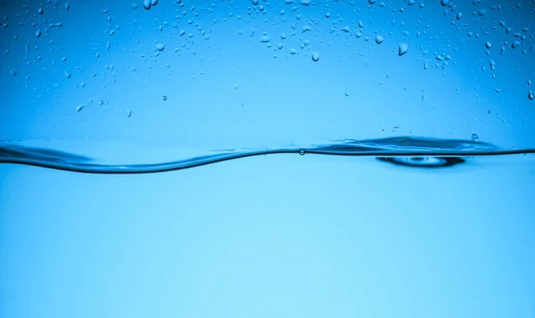 Textura Fluida Clara Água Com Gotas Isoladas Azul — Fotografia de Stock