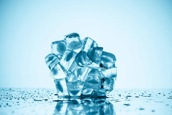 Derretendo Cubos Gelo Branco Com Gotas — Fotografia de Stock