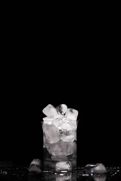 Танення Кубиків Льоду Склі Чорному Краплями — стокове фото