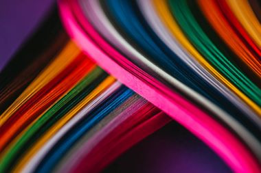 üzerinde mor renkli parlak kağıt quilling yakın çekim