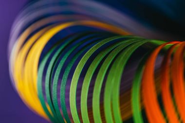 eğrilerinin renkli quilling kağıt üzerinde mor yakın çekim