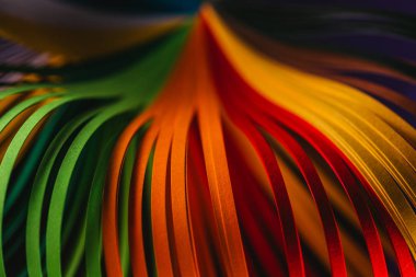 yeşil, turuncu ve kırmızı kağıt eğrileri quilling kapat