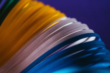 Sarı, beyaz ve mavi kağıt quilling görünümü kapatın
