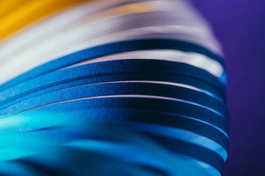 Sarı, beyaz ve mavi kağıt quilling görünümü kapatın