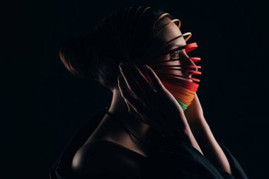 başındaki siyah izole renkli kağıt quilling kadınla yan görünüm