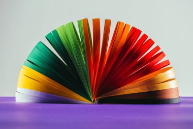 renkli quilling kağıt eğriler beyaz mor yüzeyi